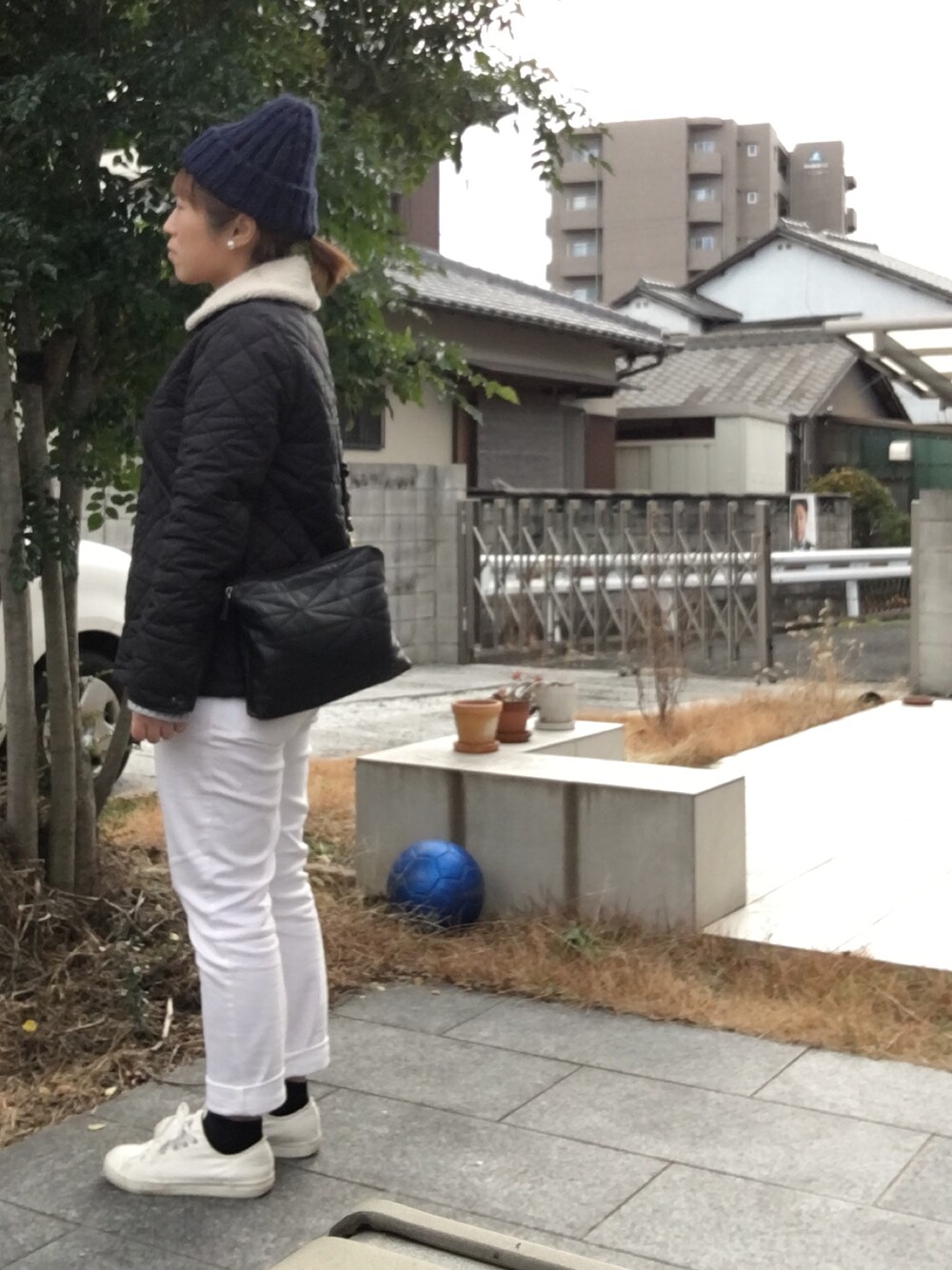 「カジュアル、カジュアルコーデ、ラフ、ロールアップ、ベレー帽、モノトーン、メンズライク、パンツスタイル、スニーカーコーデ、キルティング」｜「不明のアイテム（ニットキャップ/ビーニー、ブルー系）」を使った、こうさん（レディース・152cm）の冬コーディネートの1枚目の写真