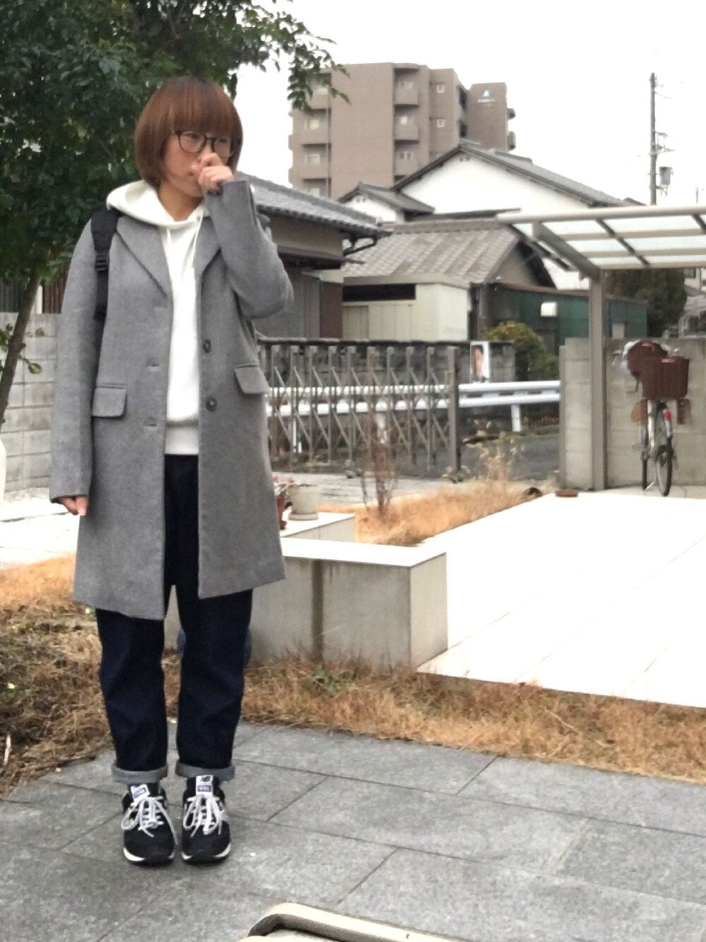 「パンツスタイル、ラフ、カジュアルコーデ、denim、グレーコート、大人ガーリー、スニーカーコーデ、マムジーンズ、ニューバランス、パーカー」｜「GLOBAL WORKのEYE WEAR WOMEN/708489（メガネ、ブラウン系）」を使った、こうさん（レディース・152cm）の冬コーディネートの1枚目の写真