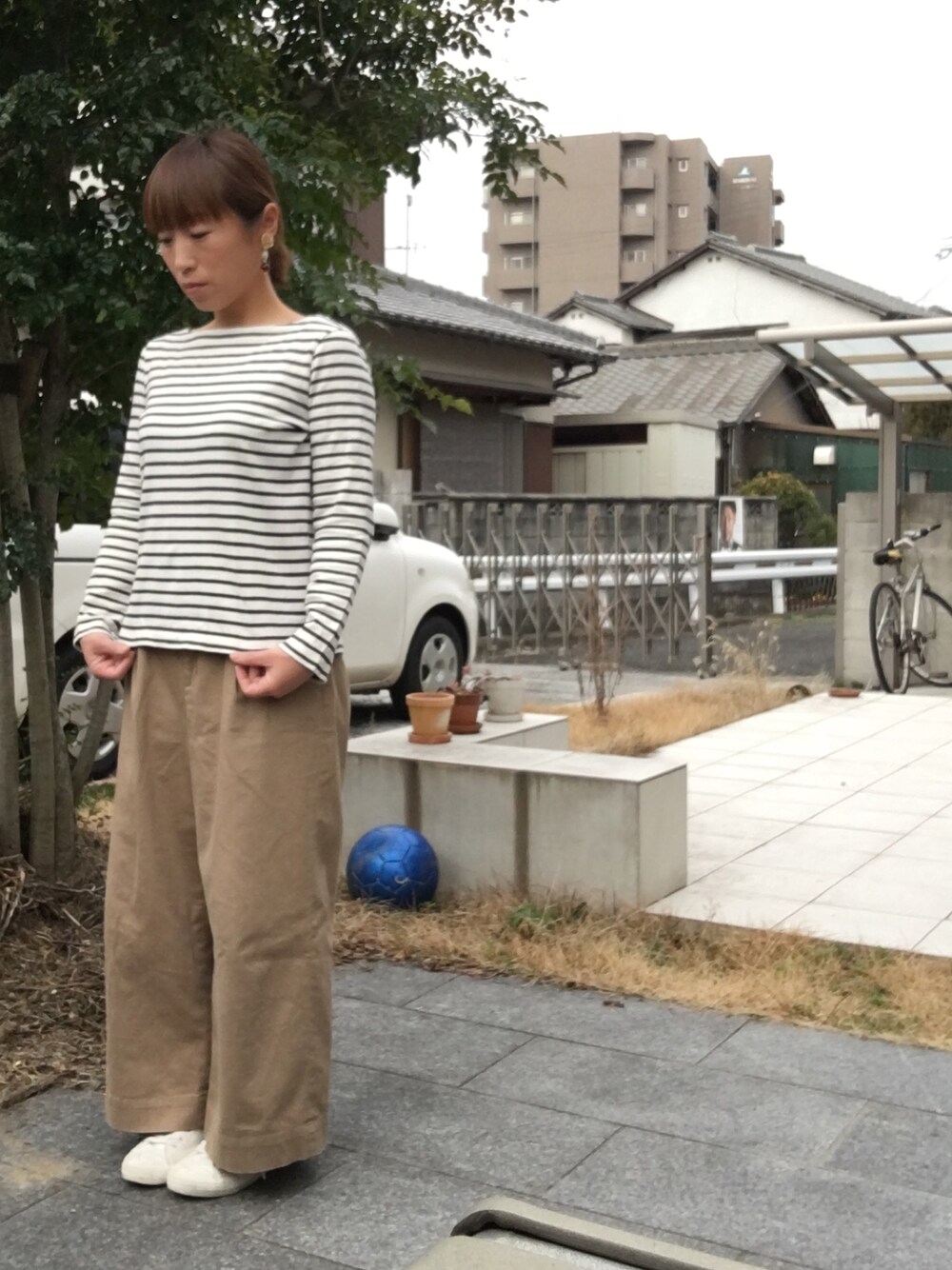 「はるコーデ、casual、プチプラ、オトナ女子、リラックススタイル、ボーダートップス、ワイドパンツ、スニーカー、ピアス、ハンドメイド」｜「handmaidのアイテム（ピアス（両耳用）、ブラウン系）」を使った、こうさん（レディース・152cm）の春コーディネートの1枚目の写真