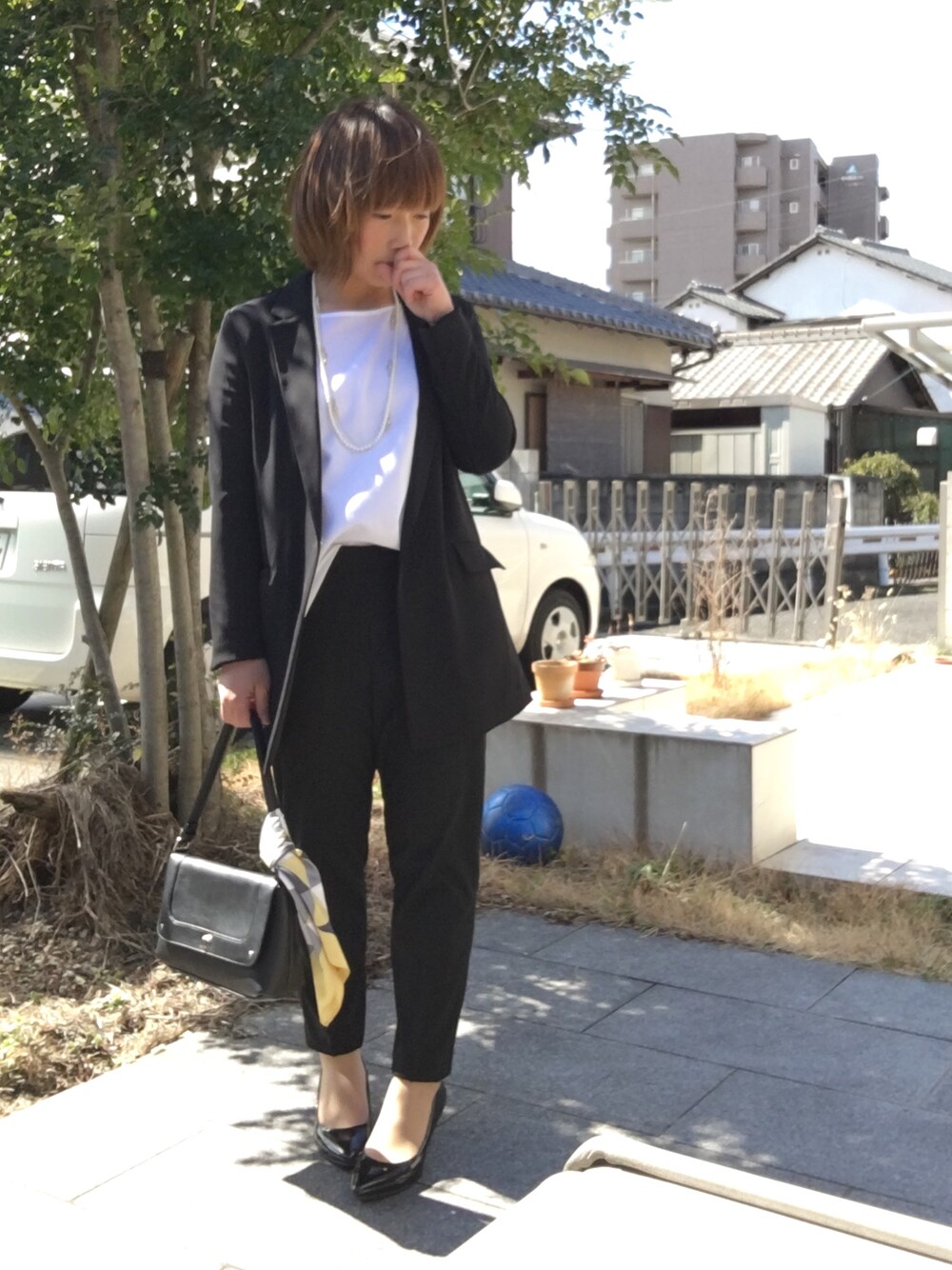 「春、ママコーデ、春コーデ、オトナ女子、パンツスタイル、ユニクロ、パールネックレス、パンプス、セットアップ、黒」｜「UNIQLOのアイテム（ジャケット/アウター、ブラック系）」を使った、こうさん（レディース・152cm）の春コーディネートの1枚目の写真