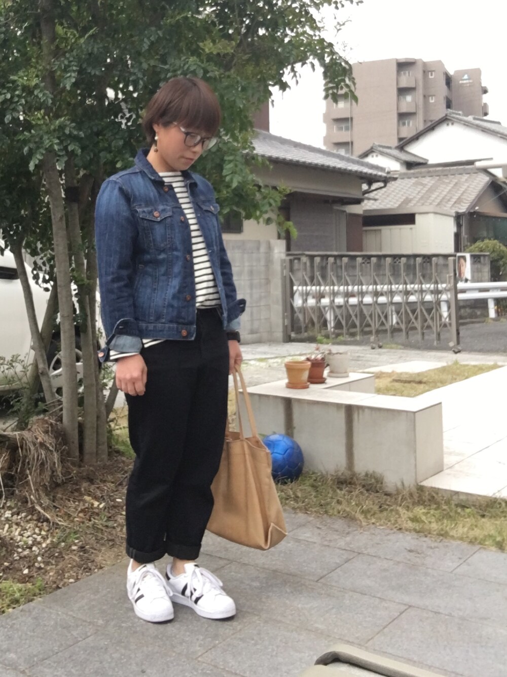 「パンツスタイル、大人カジュアル、ボーダートップス、トートバッグ、デニムジャケット、アディダス、スニーカーコーデ、めがね、はるコーデ」｜「GLOBAL WORKのEYE WEAR WOMEN/708489（メガネ、ブラウン系）」を使った、こうさん（レディース・152cm）の春コーディネートの1枚目の写真