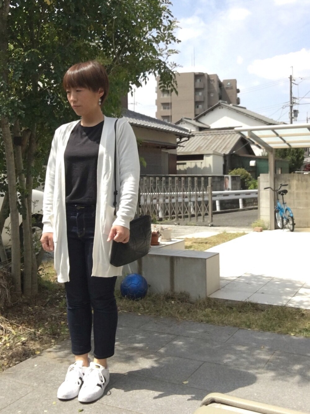 「オトナカジュアル、デニムパンツ、休日スタイル、パンツスタイル、カジュアル、ロングカーディガン、アディダス、スニーカーコーデ、スキニーデニム」｜「ArtRierのアイテム（ピアス（両耳用）、ホワイト系）」を使った、こうさん（レディース・152cm）の春コーディネートの1枚目の写真