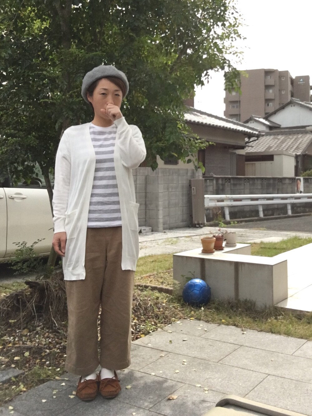 「シンプルコーデ、プチプラ、ホワイト、パンツスタイル、ロングカーディガン、ベレー帽、ボーダートップス、ワイトパンツ、モカシン」｜「GLOBAL WORKのアイテム（ハンチング/ベレー帽、グレー系）」を使った、こうさん（レディース・152cm）の春コーディネートの1枚目の写真