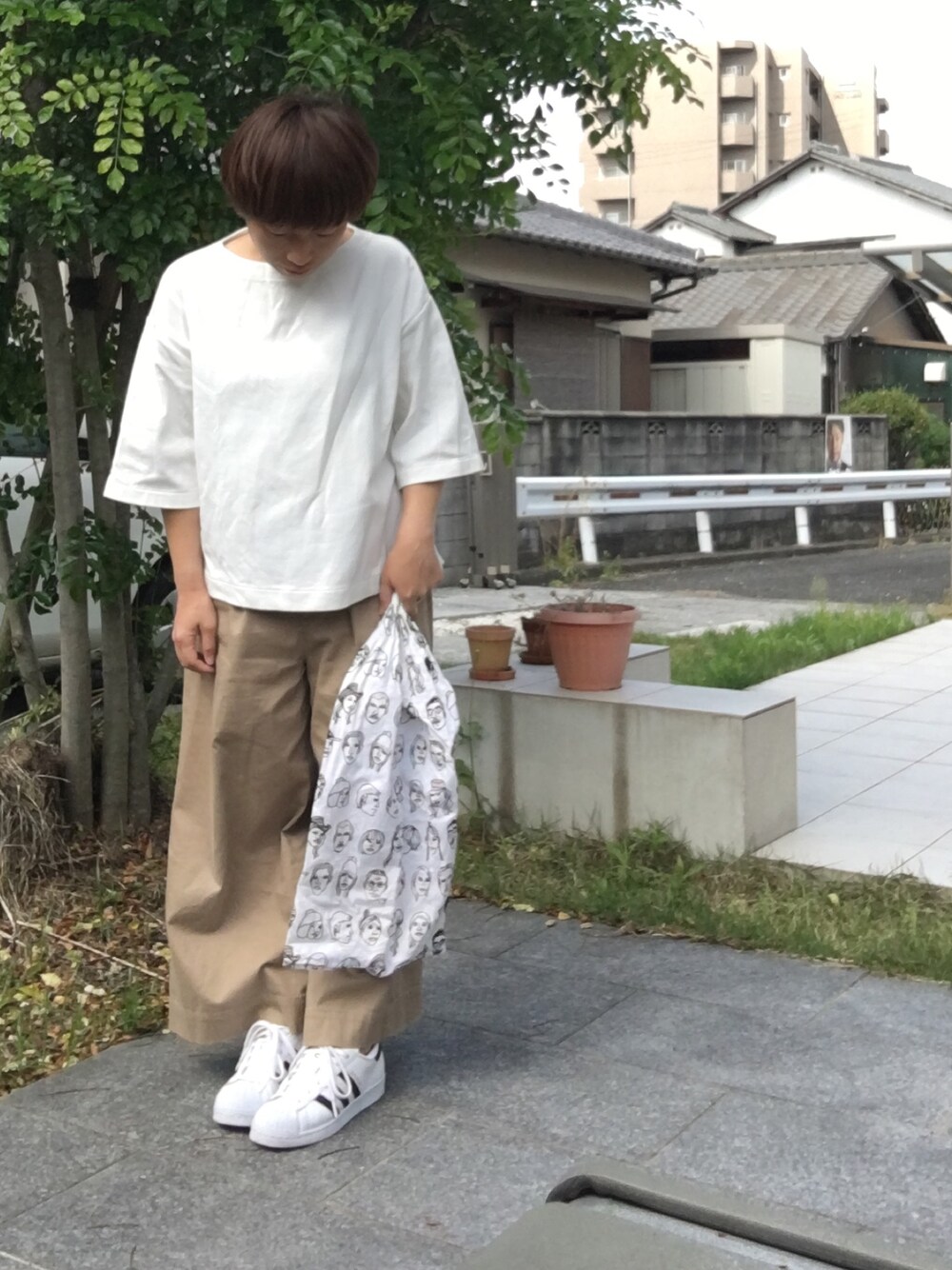 「シンプルコーデ、ラクチンコーデ、オトナカジュアル、スニーカー、パンツスタイル、アディダス、ワイドパンツ、白」｜「UNIQLOのWOMEN ダブルフェイスプルオーバー（7分袖）（Tシャツ/カットソー、ホワイト系）」を使った、こうさん（レディース・152cm）の春コーディネートの1枚目の写真