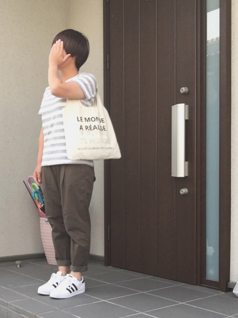 「夏、カジュアルコーデ、プチプラ、トートバッグ、ボーダートップス、スニーカーコーデ」｜「SHOO・LA・RUEのアイテム（バッグ、ホワイト系）」を使った、こうさん（レディース・152cm）の春コーディネートの1枚目の写真