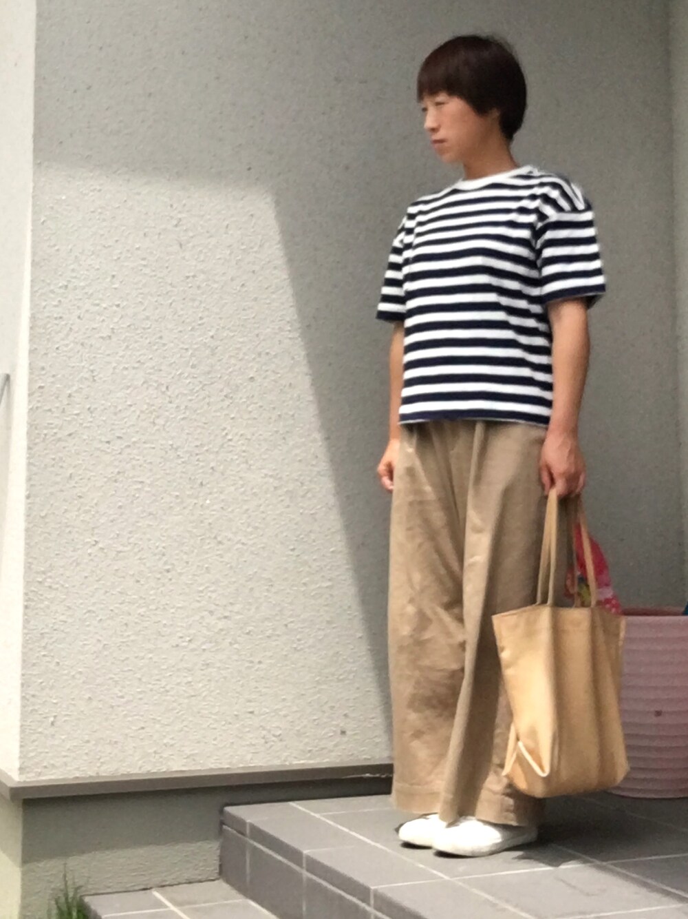 「休日スタイル、シンプルコーデ、ユニクロ、ボーダー、ワイドパンツ、トートバッグ、スニーカーコーデ」｜「UNIQLOのアイテム（Tシャツ/カットソー、ホワイト系）」を使った、こうさん（レディース・152cm）の春コーディネートの1枚目の写真