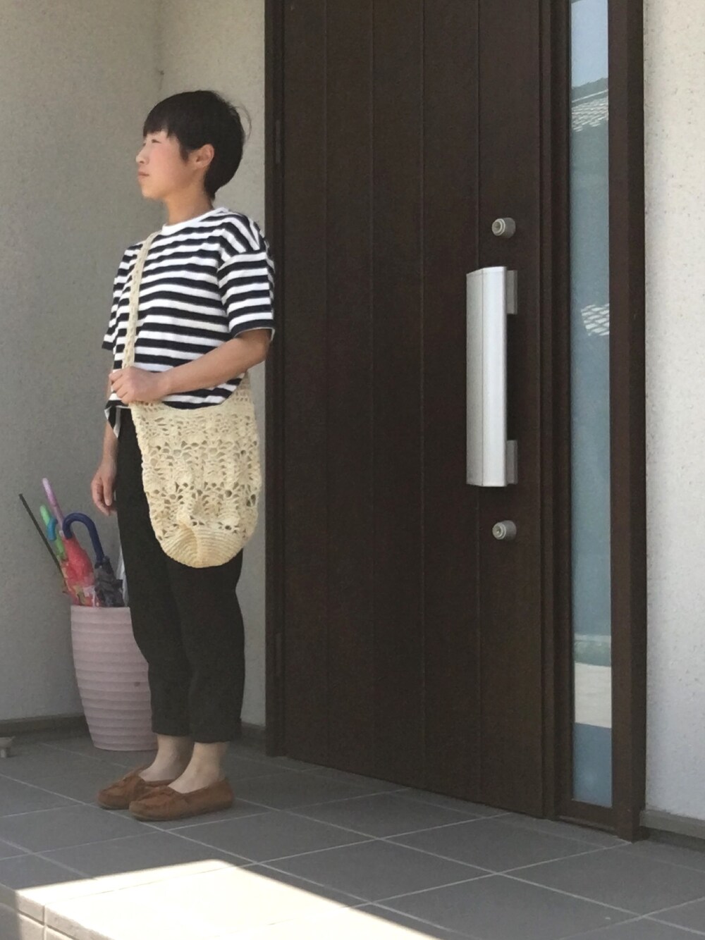 「シンプル、カジュアルコーデ、ブラック、ボーダートップス、モカシン、夏コーデ、ユニクロ」｜「UNIQLOのアイテム（Tシャツ/カットソー、ホワイト系）」を使った、こうさん（レディース・152cm）の春コーディネートの1枚目の写真