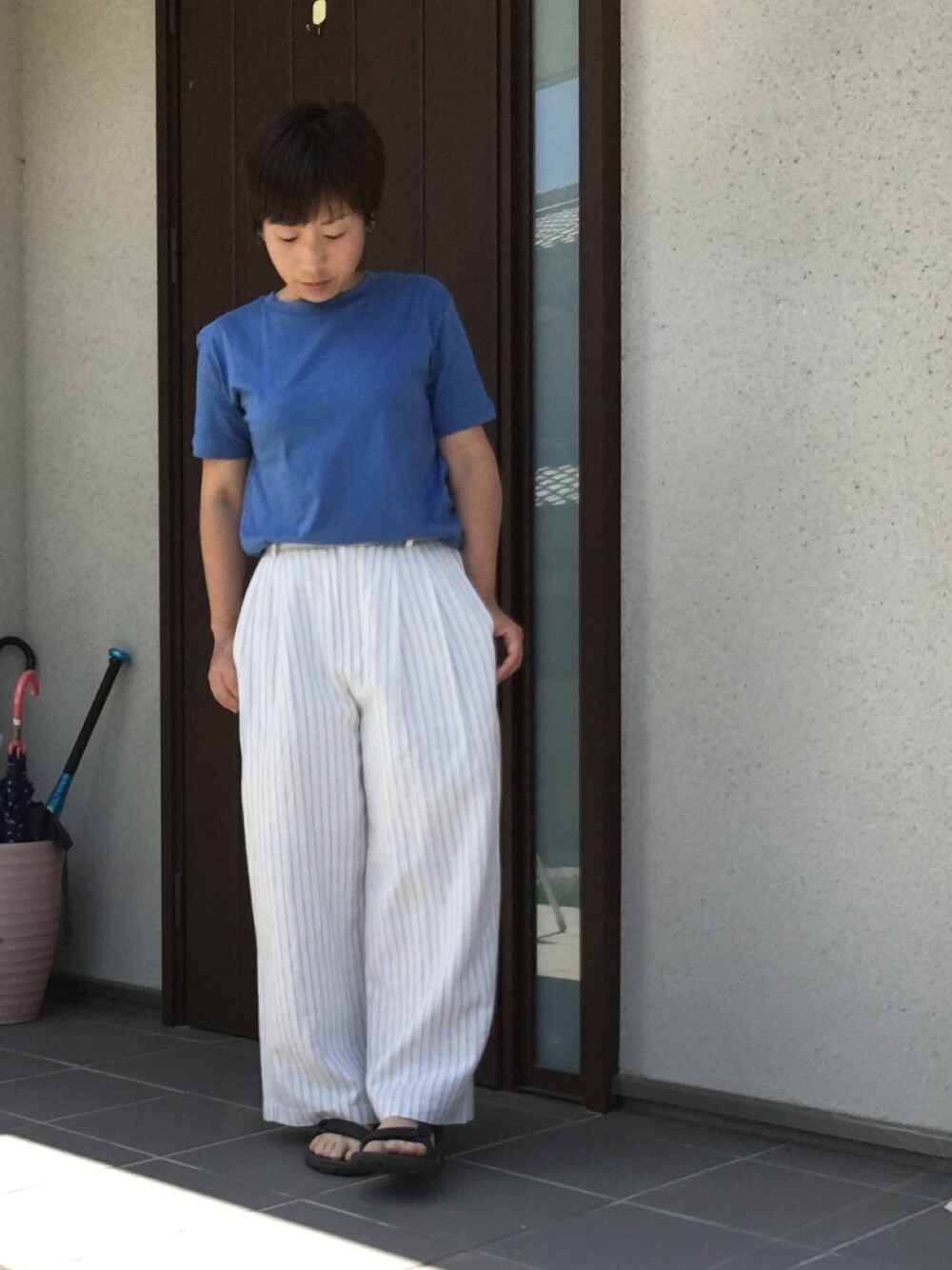 「夏、ラクチンコーデ、大人カジュアル、ワイドパンツ、ママコーデ、ストライプ、teva、サンダル、ベリーショート」｜「green fieldのアイテム（ピアス（両耳用）、ゴールド系）」を使った、こうさん（レディース・152cm）の夏コーディネートの1枚目の写真