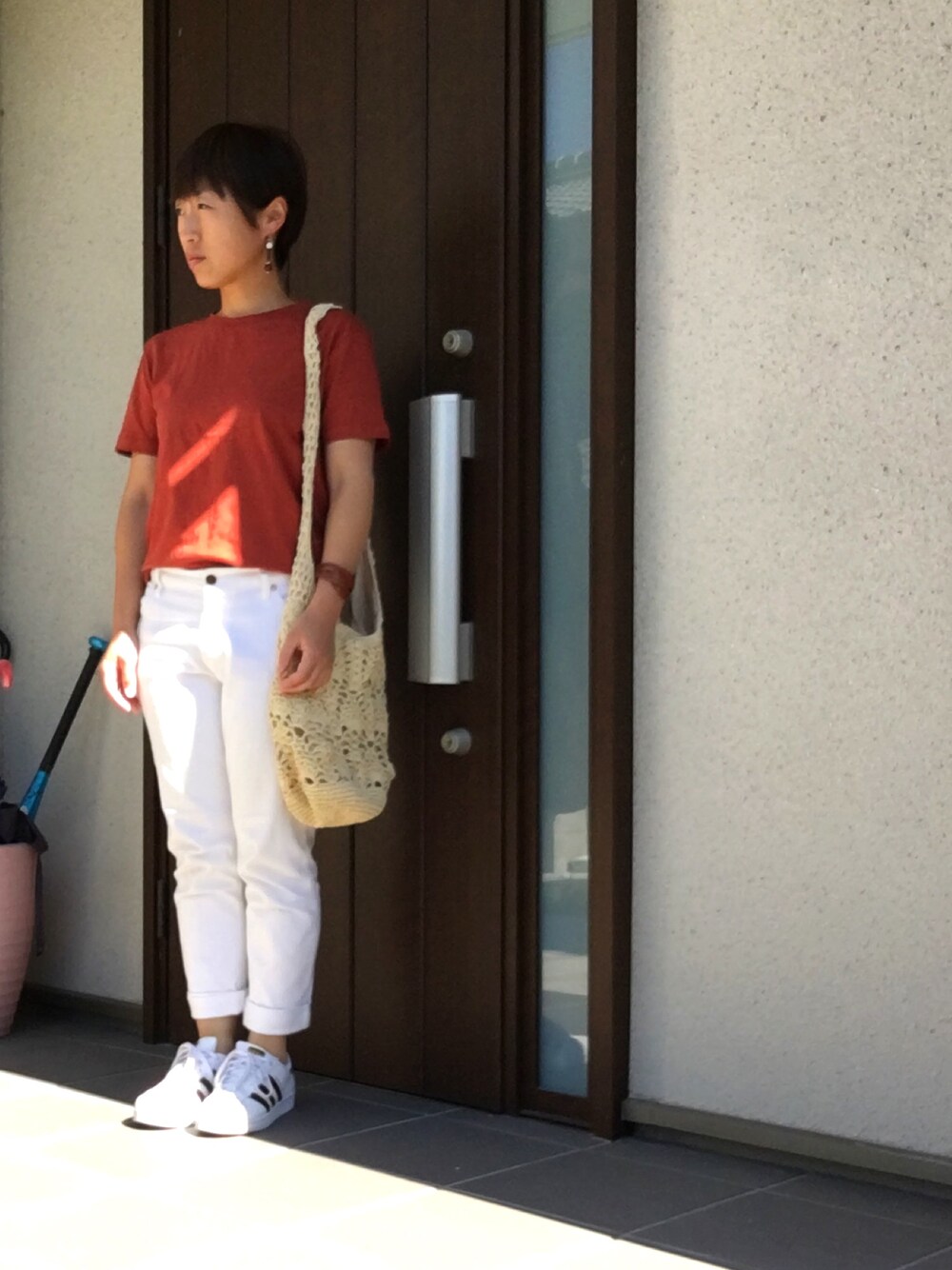 「カジュアルコーデ、シンプルコーデ、夏、白、Tシャツ、スニーカー、ロールアップ、GU、アディダス」｜「ピアスのhandmade（ピアス（両耳用）、ブラウン系）」を使った、こうさん（レディース・152cm）の夏コーディネートの1枚目の写真