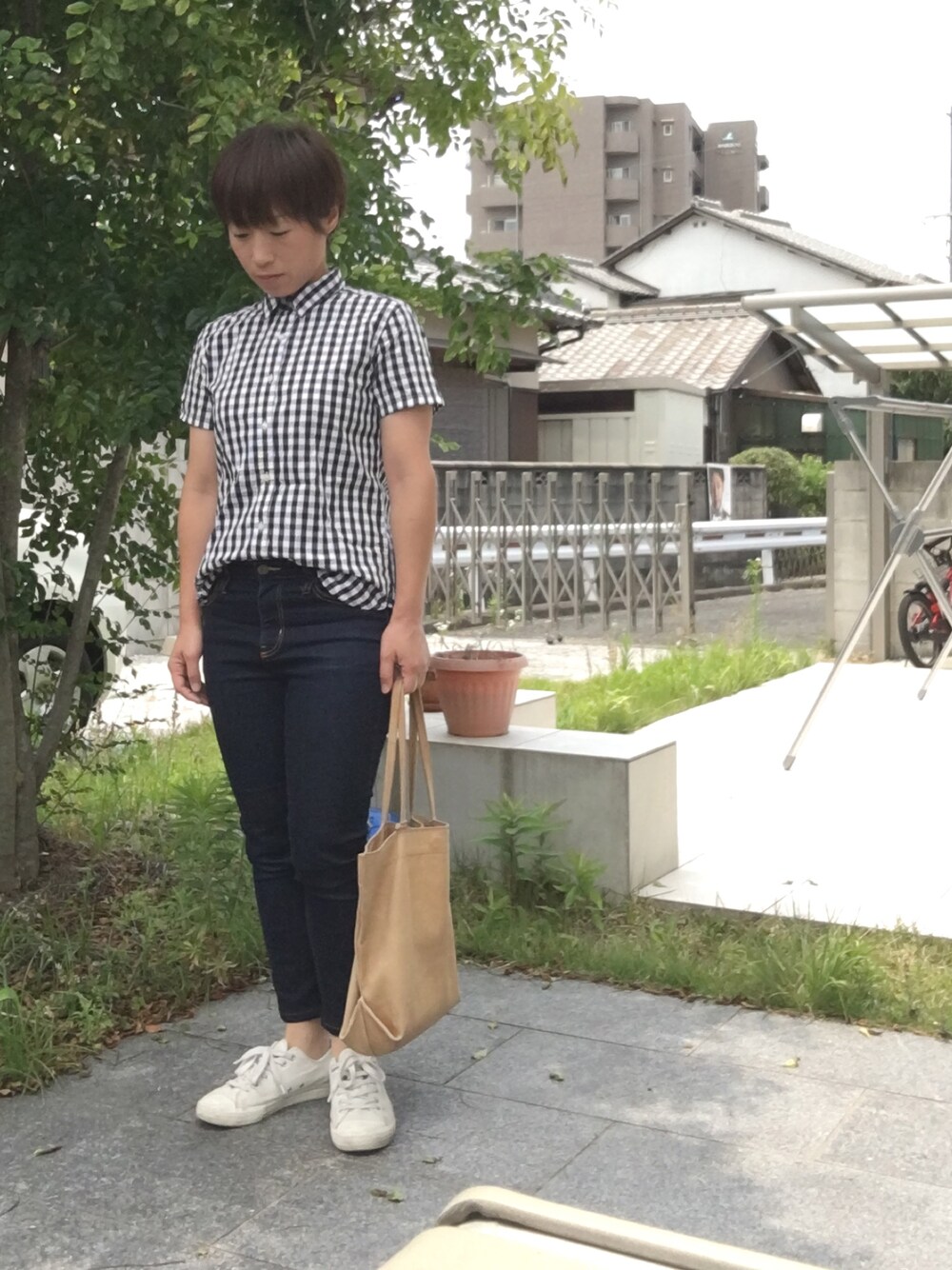 「シンプル、オトナ女子、デニムパンツ、低身長、夏、チェックシャツ、スニーカーコーデ、スキニーデニム、GU、無印良品」｜「無印良品のアイテム（シャツ/ブラウス、ブラック系）」を使った、こうさん（レディース・152cm）の夏コーディネートの1枚目の写真