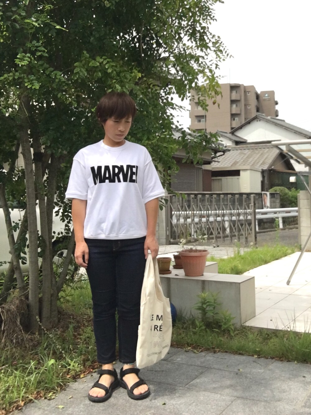 「シンプル、パンツスタイル、GU、プチプラ、スキニーデニム、白Tシャツ、teva、スウェット」｜「GUのアイテム（Tシャツ/カットソー、ホワイト系）」を使った、こうさん（レディース・152cm）の夏コーディネートの1枚目の写真
