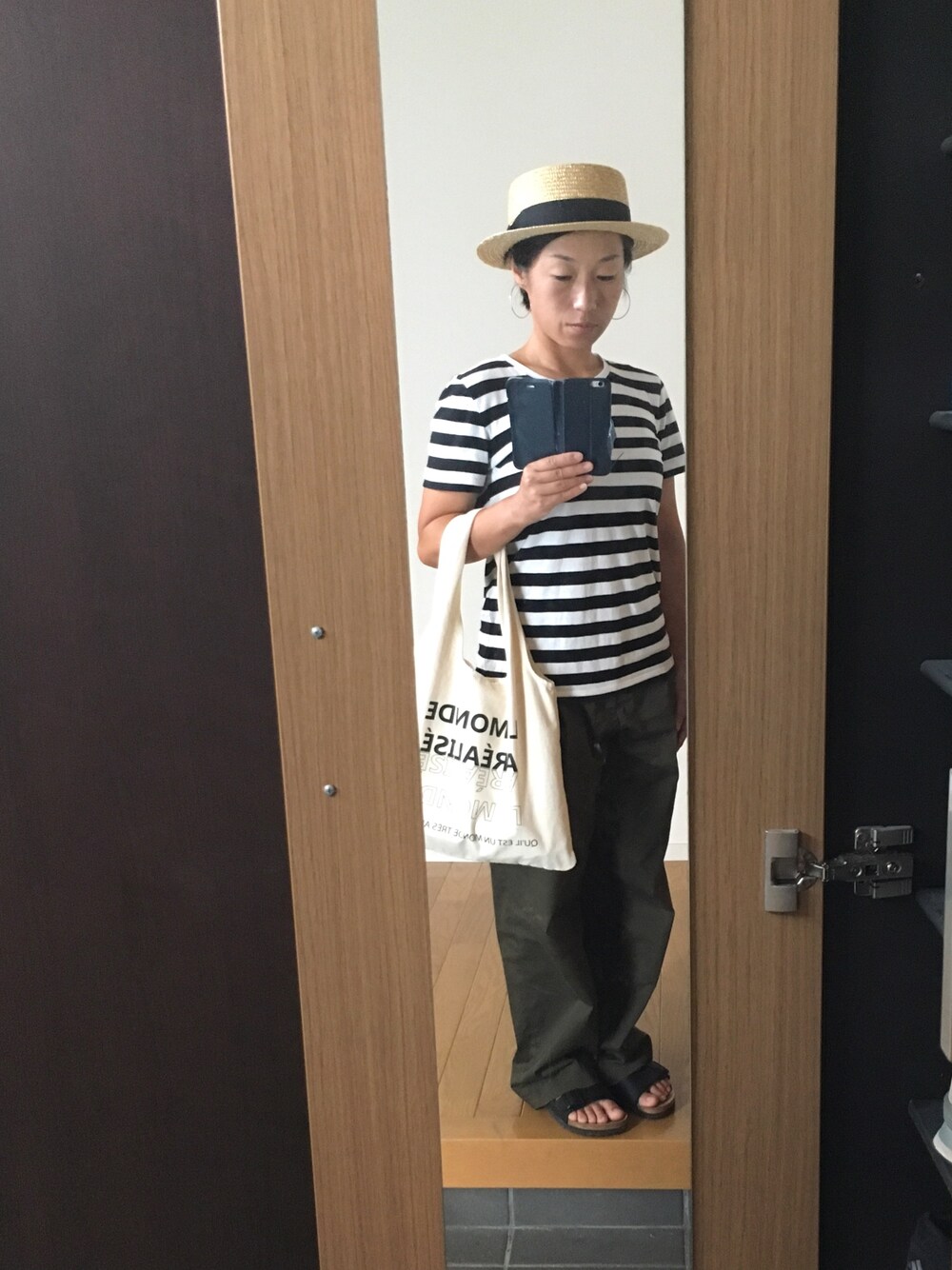 「シンプルコーデ、秋コーデ、カジュアル、プチプラ、パンツスタイル、UNIQLO、ハット」｜「DRESKIPのビッグリボン付きストローカンカン帽（ハット、ベージュ系）」を使った、こうさん（レディース・152cm）の夏コーディネートの1枚目の写真