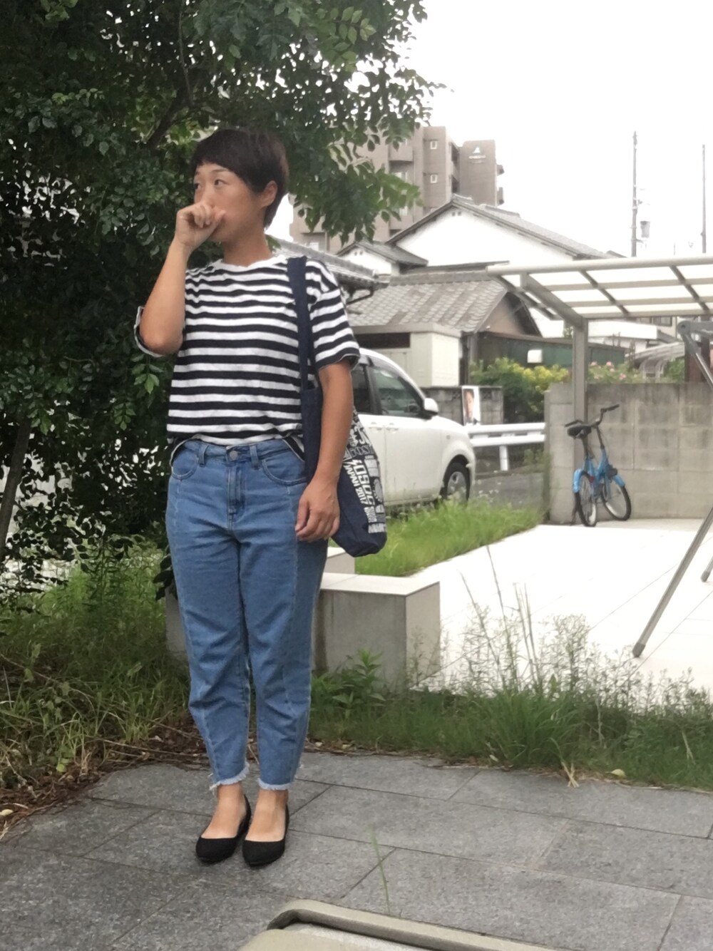 「秋のコーデ、シンプル、休日コーデ、プチプラ、ゆるコーデ、デニム、トートバッグ、ボーダートップス、パンプス」｜「UNIQLOのアイテム（Tシャツ/カットソー、ホワイト系）」を使った、こうさん（レディース・152cm）の秋コーディネートの1枚目の写真