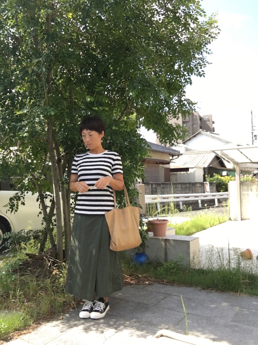 「秋服、カジュアルコーデ、スニーカー、ハイウエスト、スニーカーコーデ、カーキ、UNIQLO、ボーダー」｜「GLOBAL WORKのアイテム（ピアス（両耳用）、ゴールド系）」を使った、こうさん（レディース・152cm）の秋コーディネートの1枚目の写真