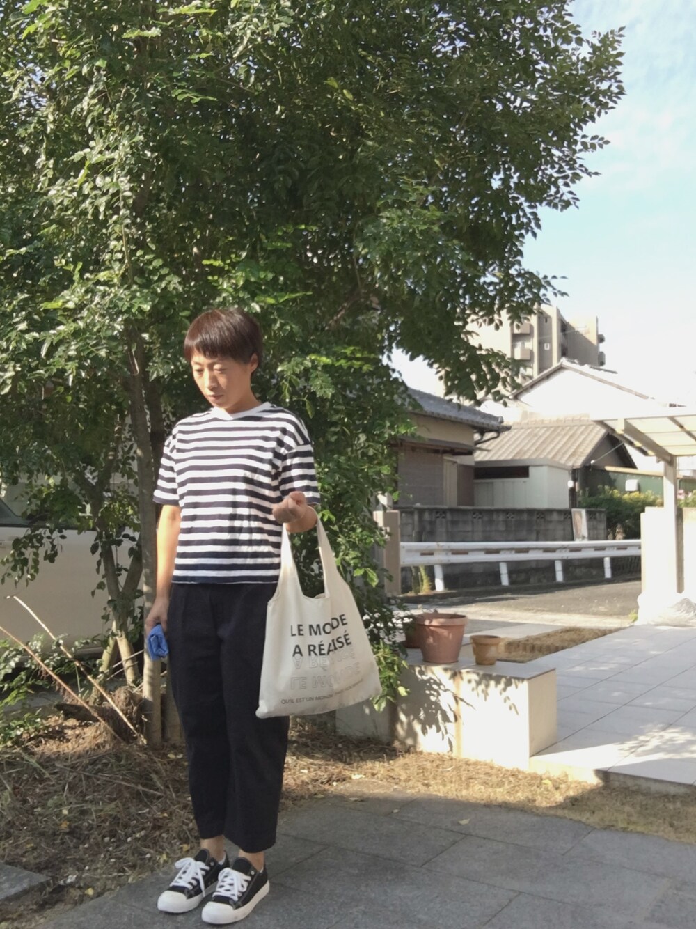 「秋のコーデ、スニーカーコーデ、カジュアル、ブラック、UNIQLO、ママコーデ、シンプル」｜「UNIQLOのアイテム（Tシャツ/カットソー、ホワイト系）」を使った、こうさん（レディース・152cm）の秋コーディネートの1枚目の写真