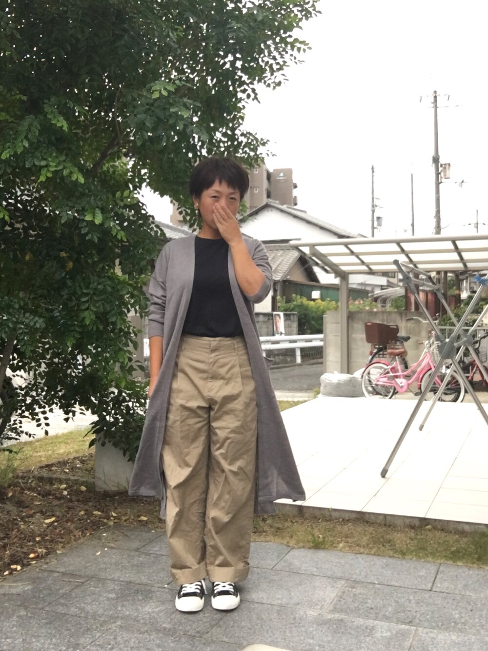 「大人カジュアル、秋コーデ、シンプルコーデ、カジュアルコーデ、ラクチンコーデ、ゆるコーデ、大人ガーリー、チノパン、ロングカーディガン、スニーカーコーデ」｜「handmaidのアイテム（ピアス（両耳用）、ブラウン系）」を使った、こうさん（レディース・152cm）の秋コーディネートの1枚目の写真
