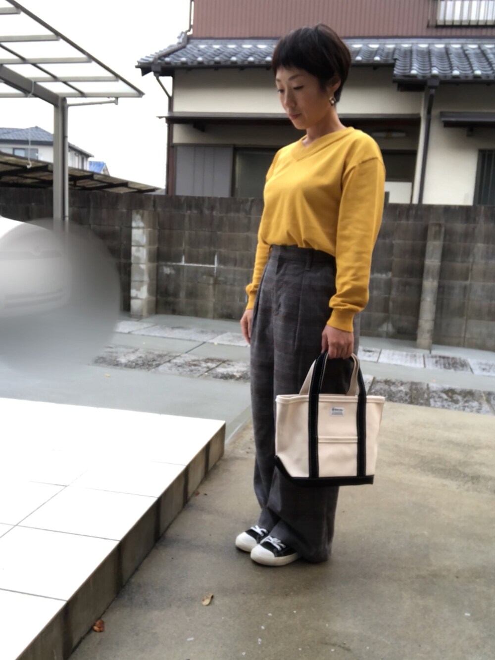 「大人カジュアル、低身長、カジュアル、秋コーデ、ワイドパンツ、パンツスタイル、トートバッグ、orcival、マスタード、グレンチェック」｜「ArtRierのアイテム（ピアス（両耳用）、ブラウン系）」を使った、こうさん（レディース・152cm）の秋コーディネートの1枚目の写真
