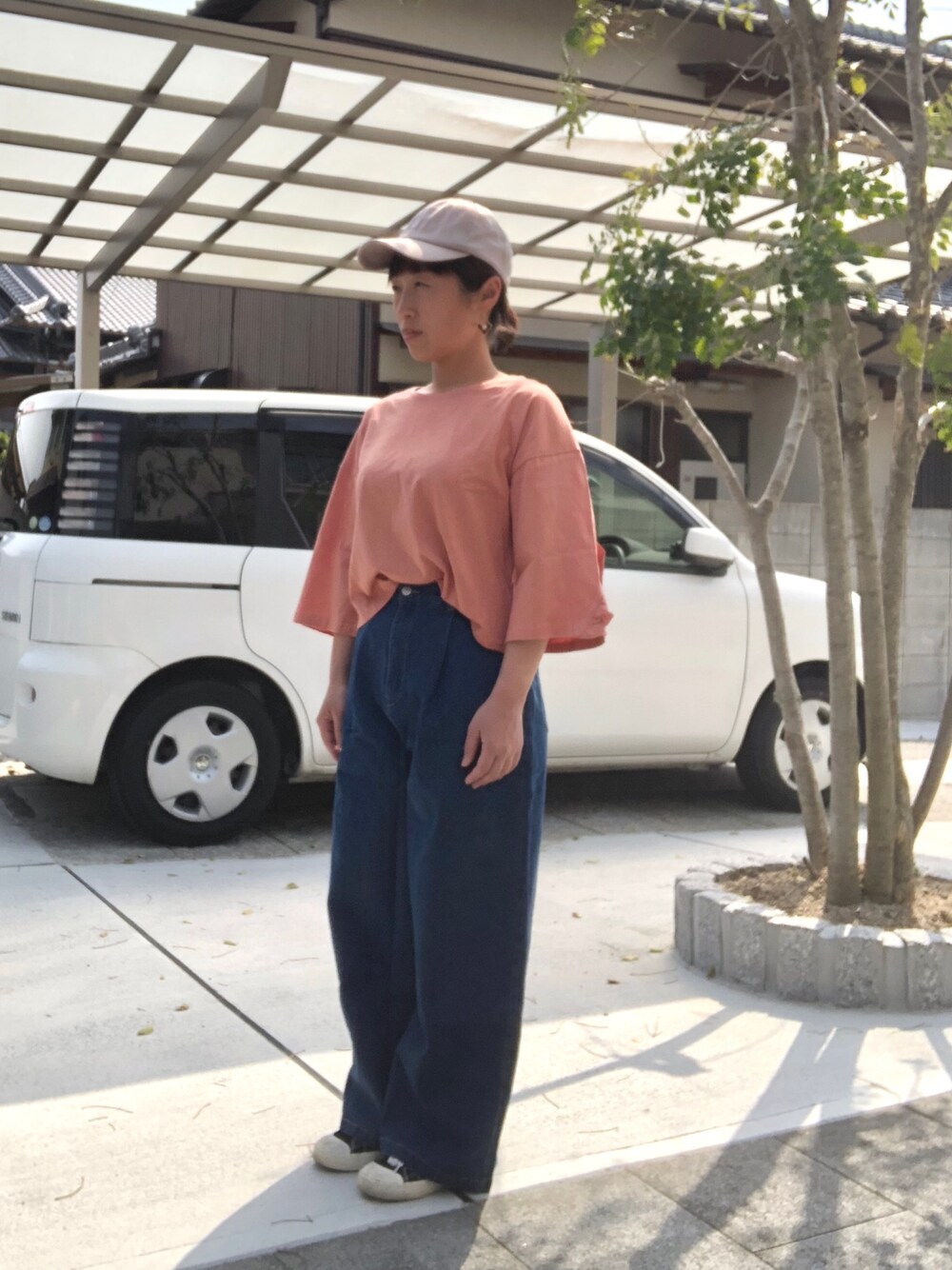 「カジュアル、オトナ女子、ママファッション、キャップ、ラクチンコーデ、ワイドデニム、フリンジ、デニムパンツ、きれいめカジュアル、spring」｜「coenのスエードライクサテンキャップ（キャップ、ベージュ系）」を使った、こうさん（レディース・152cm）の春コーディネートの1枚目の写真