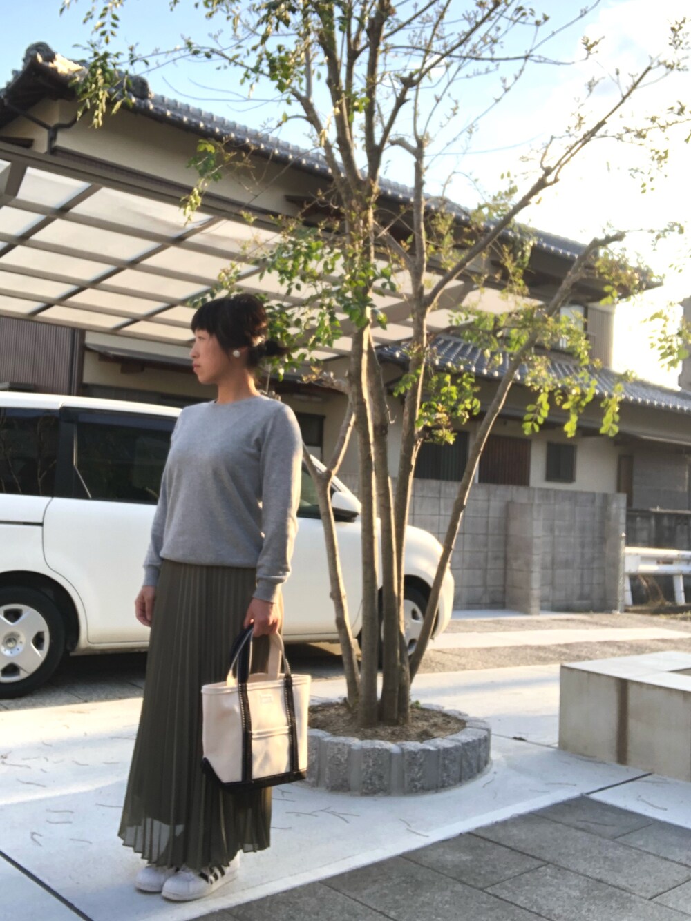 「休日スタイル、プチプラ、カジュアル、オトナ女子、ニット、プリーツスカート、アディダス、スニーカーコーデ」｜「LOWRYS FARMのシェルＥＡＲアクセ　766504 （ピアス（両耳用）、ホワイト系）」を使った、こうさん（レディース・152cm）の春コーディネートの1枚目の写真