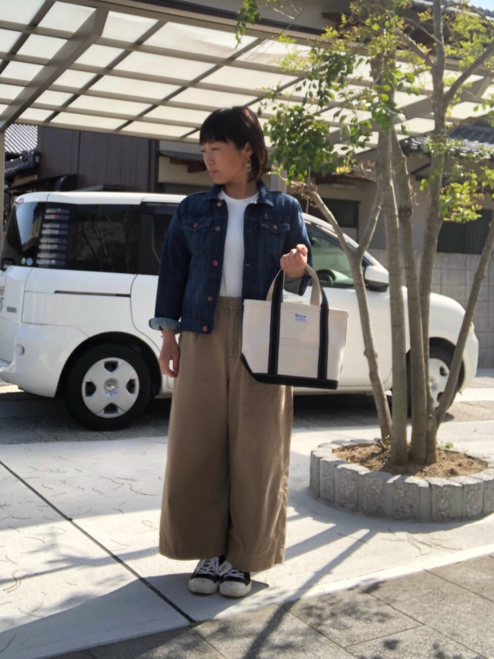「ワッフルクルーネックＴ、シンプルコーデ、春コーデ、ワイドパンツ、カジュアルガーリー、トートバッグ、スニーカー、デニムジャケット、orcival」｜「coco vanillaのアイテム（ピアス（両耳用）、ゴールド系）」を使った、こうさん（レディース・152cm）の春コーディネートの1枚目の写真