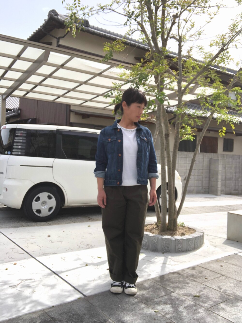 「春コーデ、スニーカー、パンツスタイル、ワイドパンツ、デニムジャケット、白Tシャツ、通勤コーデ、アースミュージック＆エコロジー、きれいめカジュアル」｜「earth music&ecologyの【MORE10月号掲載】【2016Autumn】デニムGジャン（デニムジャケット、ブルー系）」を使った、こうさん（レディース・152cm）の春コーディネートの1枚目の写真
