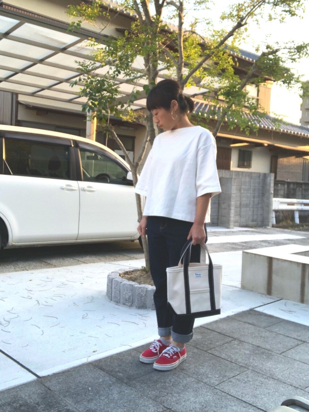 「VANS、春、シンプル、カジュアル、プチプラ、低身長、スニーカー、デニムパンツ、白Tシャツ、orcival」｜「UNIQLOのWOMEN ダブルフェイスプルオーバー（7分袖）（Tシャツ/カットソー、ホワイト系）」を使った、こうさん（レディース・152cm）の春コーディネートの1枚目の写真