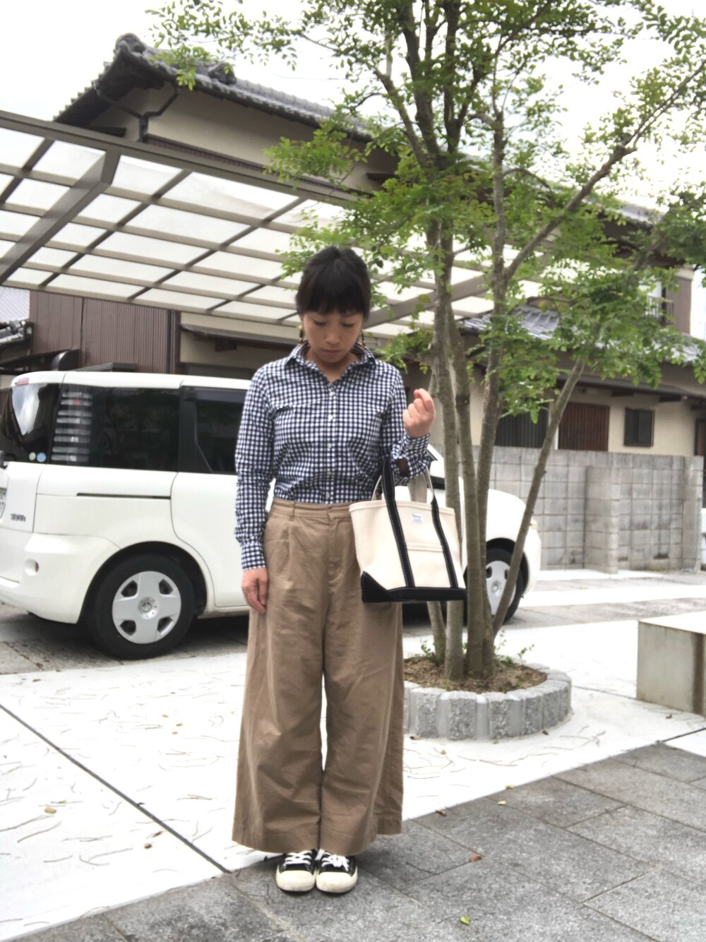 「オトナカジュアル、きれいめカジュアル、春コーデ、スニーカーコーデ、チェックシャツ、ラクチンコーデ、ワイドパンツ、トートバッグ」｜「ピアスのhandmade（ピアス（両耳用）、ブラウン系）」を使った、こうさん（レディース・152cm）の春コーディネートの1枚目の写真