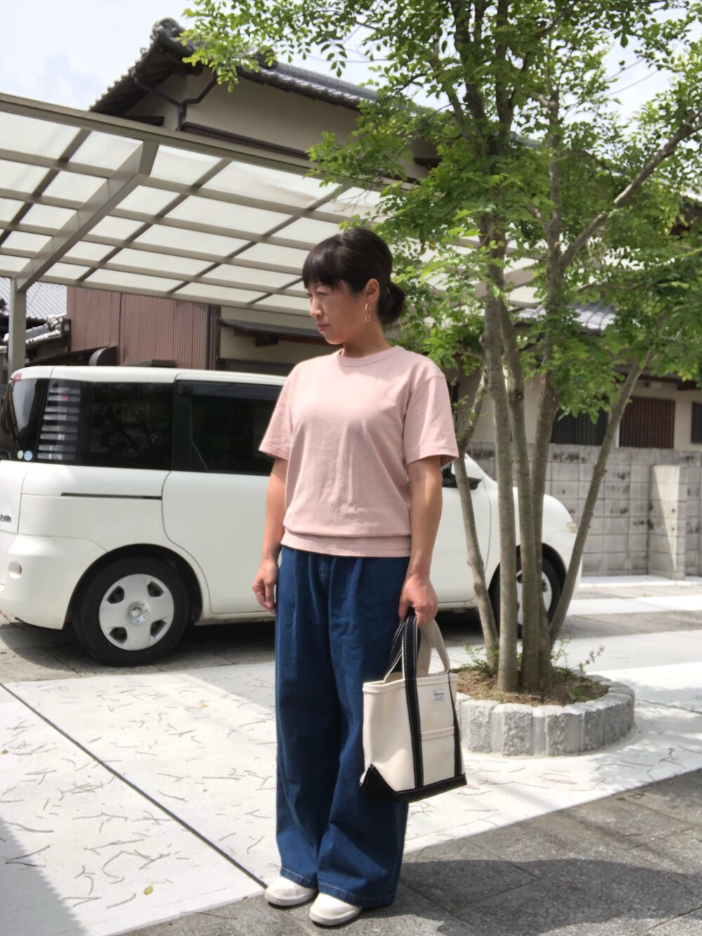「カジュアル、春コーデ、シンプル、プチプラコーデ、デニムパンツ、カジュアルガーリー、ワイドパンツ、UNIQLO、トートバッグ、スニーカーコーデ」｜「UNIQLOのクルーネックT（半袖）（Tシャツ/カットソー、ピンク系）」を使った、こうさん（レディース・152cm）の春コーディネートの1枚目の写真