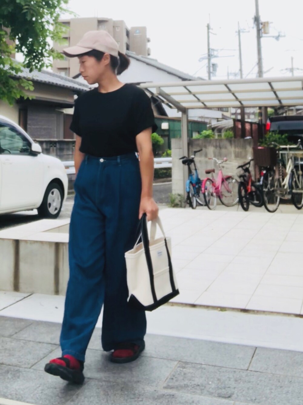 「休日スタイル、オトナカジュアル、カジュアル、シンプル、ハイウエスト、プチプラコーデ、スポーツミックス、teva、キャップ」｜「coenのスエードライクサテンキャップ（キャップ、ベージュ系）」を使った、こうさん（レディース・152cm）の夏コーディネートの1枚目の写真