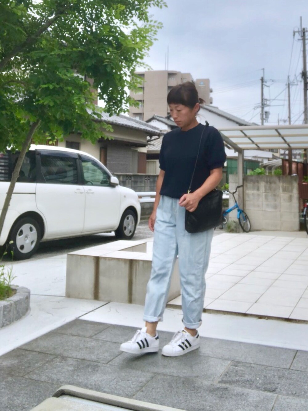 「パンツスタイル、デニムパンツ、楽チンコーデ、プチプラ、ワッフル、スニーカーコーデ、アディダス、マムジーンズ」｜「UNIQLOのワッフルクルーネックT（5分袖）（Tシャツ/カットソー、ホワイト系）」を使った、こうさん（レディース・152cm）の夏コーディネートの1枚目の写真
