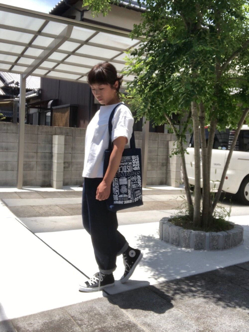 「ラクチンコーデ、パンツスタイル、プチプラ、デニムパンツ、converse、ユニクロ、トートバッグ、ハイカットスニーカー、ゆるコーデ」｜「UNIQLOのWOMEN ダブルフェイスプルオーバー（7分袖）（Tシャツ/カットソー、ホワイト系）」を使った、こうさん（レディース・152cm）の夏コーディネートの1枚目の写真