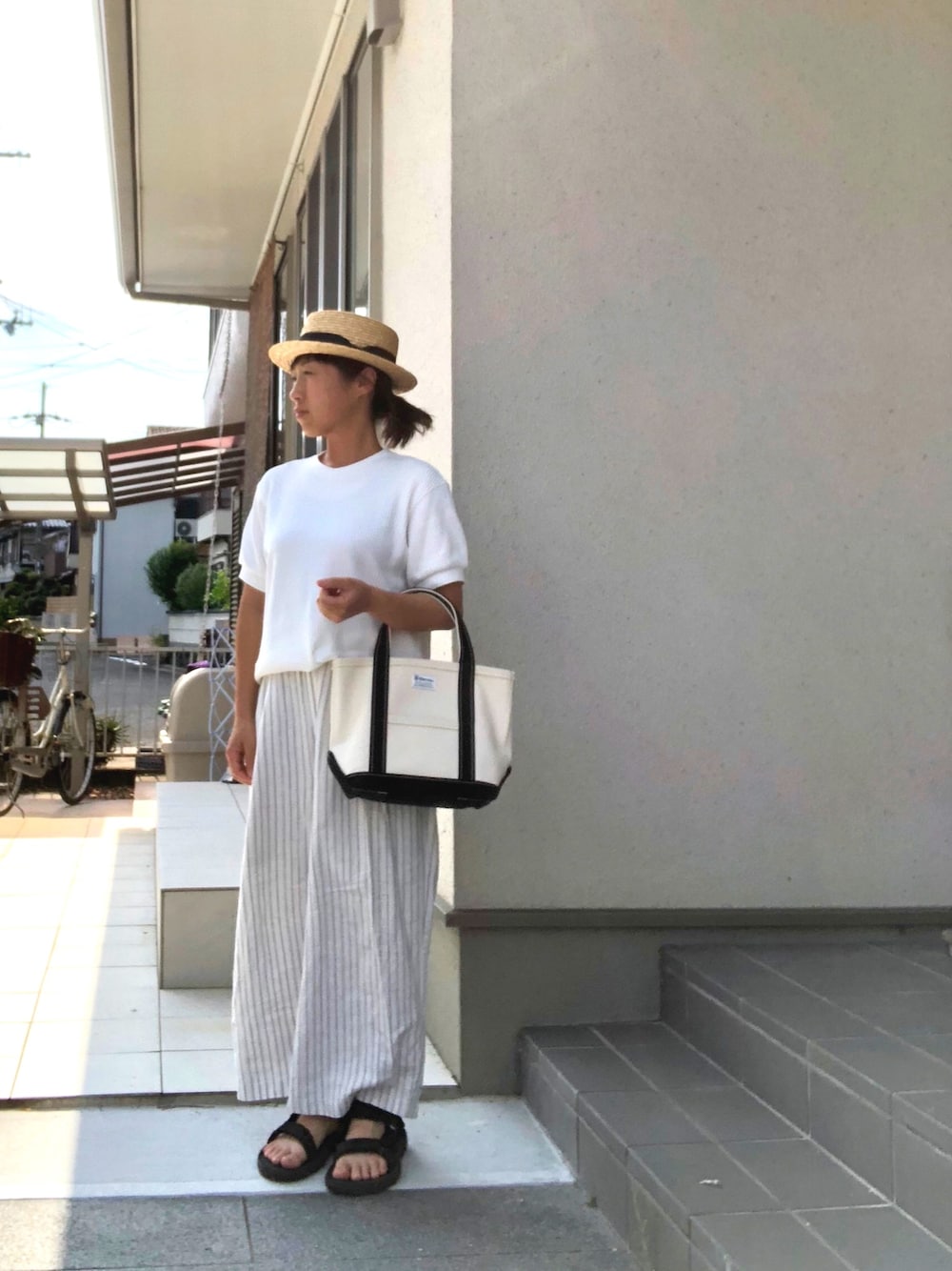 「シンプルコーデ、夏コーデ、ストライプ、プチプラコーデ、GU、リネン、むぎわら帽子、orcival、ラクチンコーデ、ワイドパンツ」｜「DRESKIPのビッグリボン付きストローカンカン帽（ハット、ベージュ系）」を使った、こうさん（レディース・152cm）の夏コーディネートの1枚目の写真