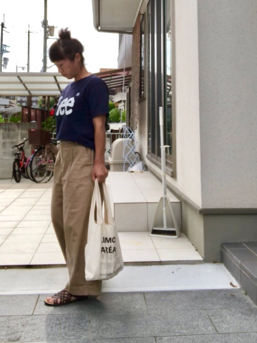 「ラクチンコーデ、プチプラコーデ、Tシャツ、ワイドパンツ、ガーリー、メンズライク、サンダル、おだんごヘアー、LEE」｜「GLOBAL WORKのチノワイドパンツ/727340（その他パンツ、ベージュ系）」を使った、こうさん（レディース・152cm）の夏コーディネートの1枚目の写真