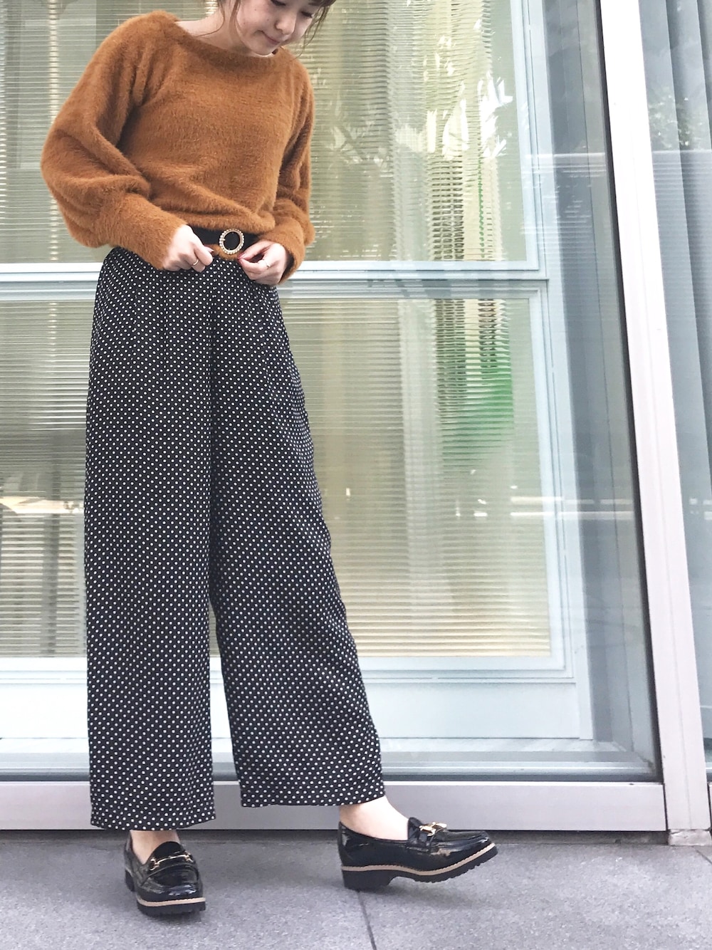 「シャギーニット、ふわふわニット、ドット、ドットワイドパンツ、ワイドパンツ、パールベルト、ローファー、休日スタイル、cheek」｜「Cheekのアイテム（ニット/セーター、イエロー系）」を使った、たきさん（レディース・157cm）の秋コーディネートの1枚目の写真
