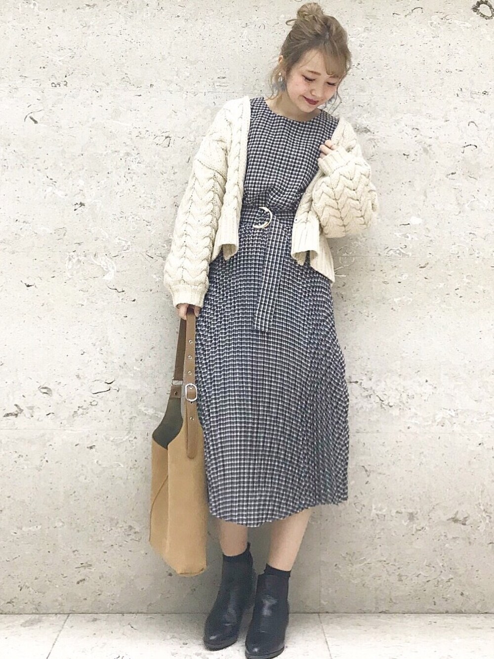 「ワンピース、チェック柄、プリーツワンピース、ざっくりカーデ、ケーブルカーディガン、大人フェミニン、ショートブーツ、お出かけコーデ、cheek、オトナ女子」｜「Cheekのケーブルショートカーデ（カーディガン/ボレロ、ホワイト系）」を使った、たきさん（レディース・157cm）の冬コーディネートの1枚目の写真