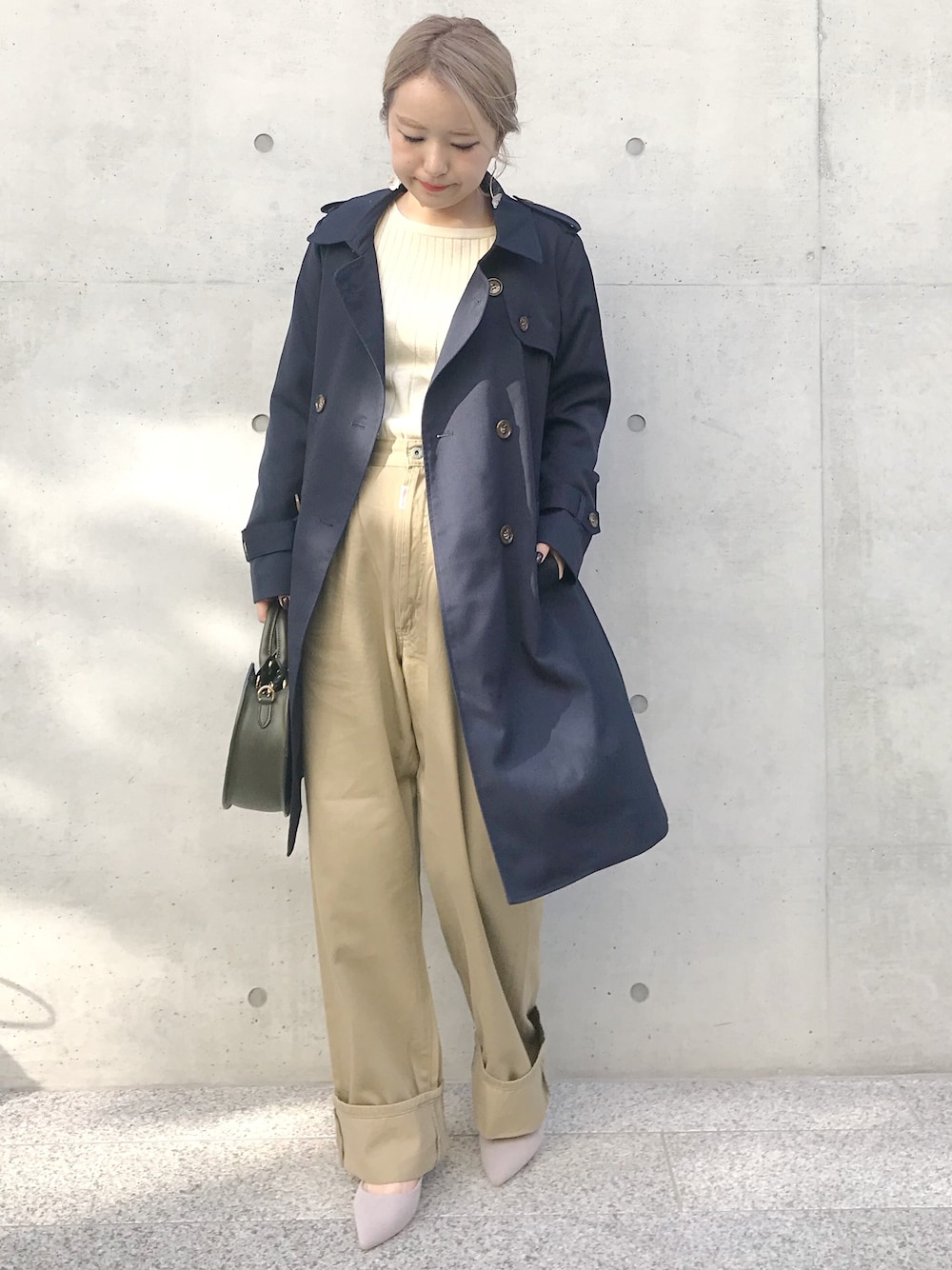 「トレンチ、トレンチコート、オトナカジュアル、秋服準備はじめました、ワイドパンツ、ベイカーパンツ、パンプス、秋コーデ、cheek、シンプルコーデ」｜「Cheekのベーシックトレンチ（トレンチコート、ブルー系）」を使った、たきさん（レディース・157cm）の秋コーディネートの1枚目の写真