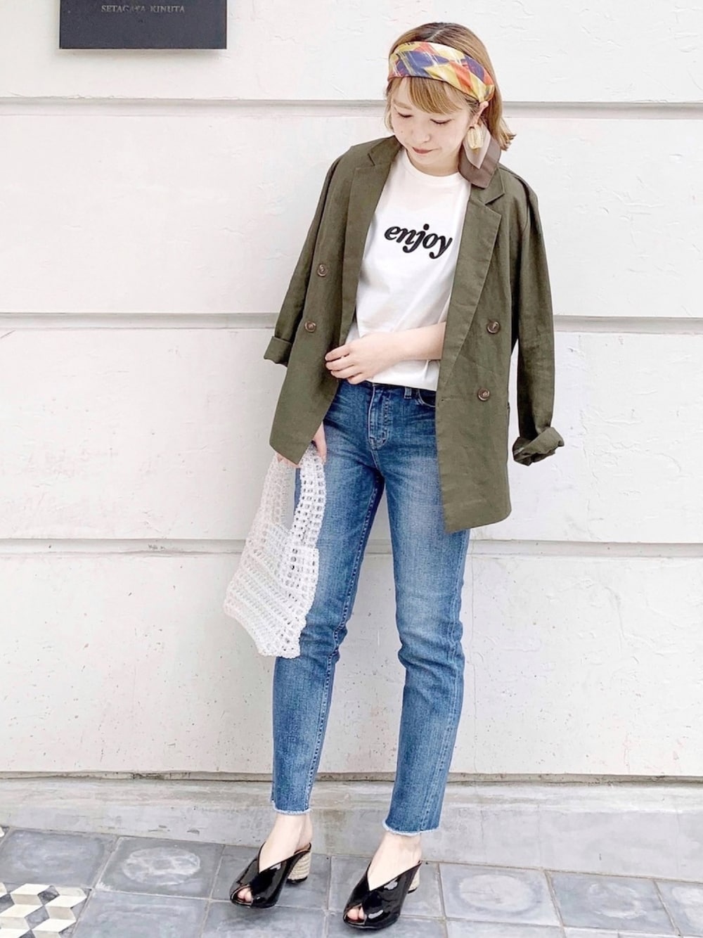 「春コーデ、ジャケット、リネンジャケット、スタッフセンバツ、ロゴT、デニム、healthydenim、ビーズバッグ、casselini、スカーフ」｜「Healthy denimのアイテム（デニムパンツ、ブルー系）」を使った、たきさん（レディース・157cm）の春コーディネートの1枚目の写真