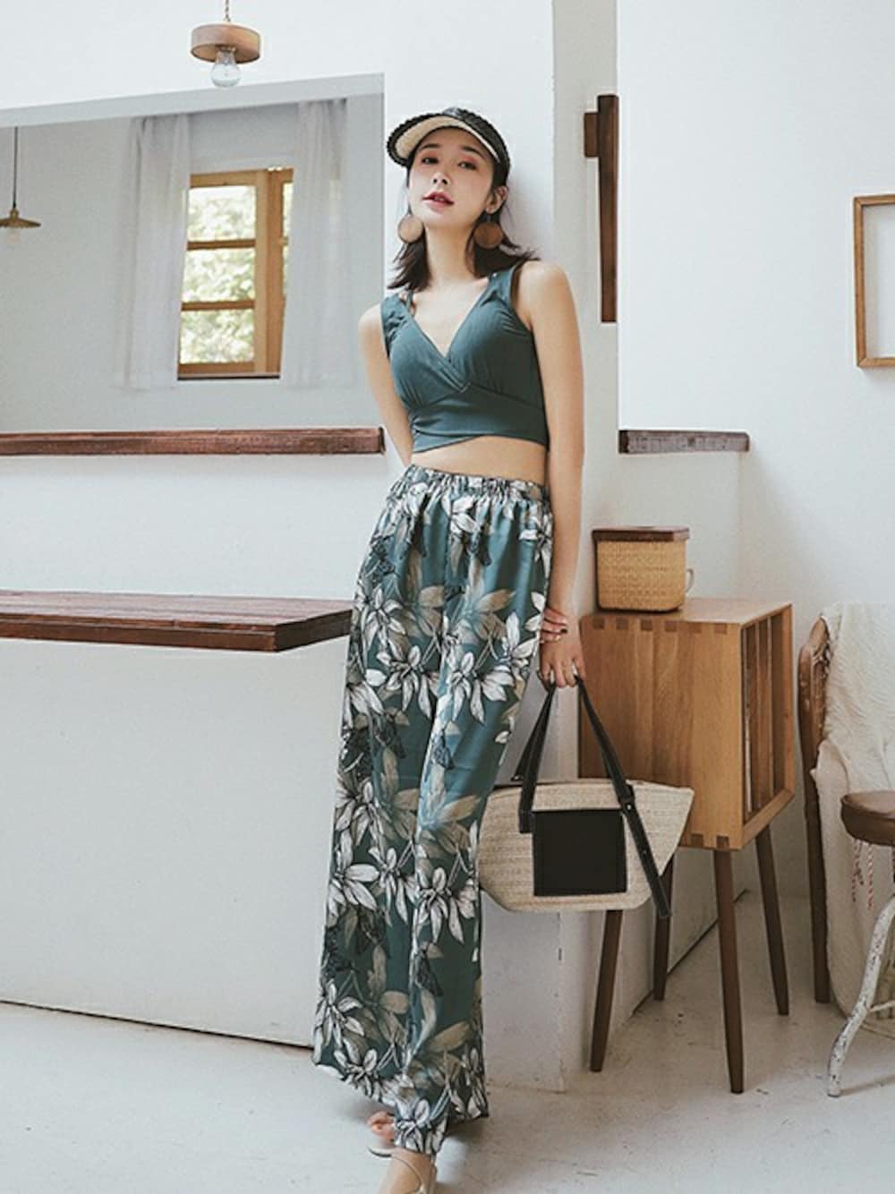 グリーン系の水着を着用したレディースの春コーディネートの1枚目の写真