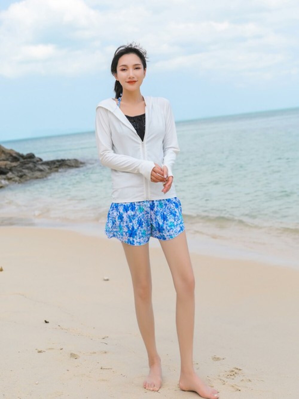 「水着、swimwear、おしゃれ水着、エンジェルルナ、angelluna、体型カバー水着、レディース水着、リゾート水着、かわいい水着」｜「Angel Lunaの【6点セット】爽やか花柄で上品。フィットネス・リゾート水着2WAYで楽しめる インナーショーツ付き 2019新作（水着、ブルー系）」を使った、エンジェルルナさん（レディース・165cm）の夏コーディネートの1枚目の写真