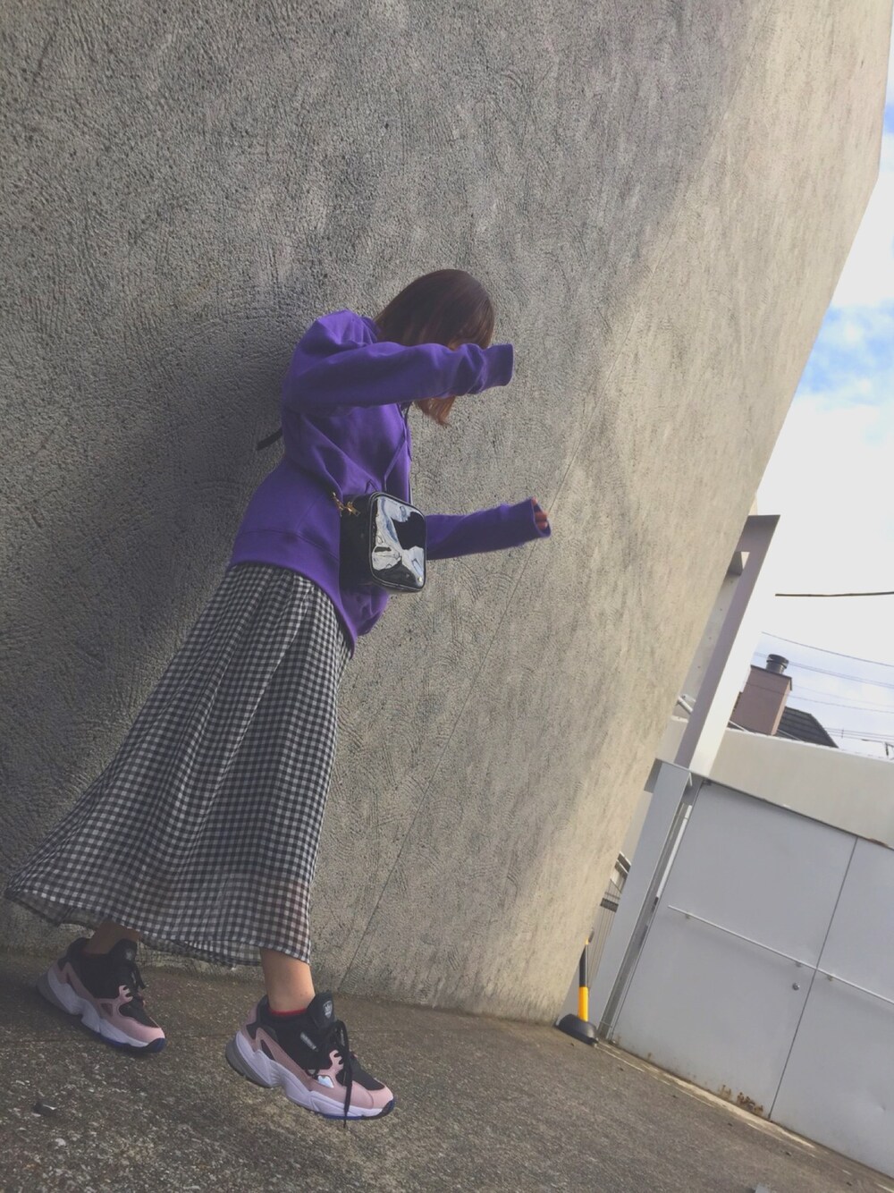 「チェック、パーカー、ギンガムチェック、ロングスカート、スニーカー、adidas originals、ピンク、ブラック、むらさき、ヘザー(Heather)」｜「LOWRYS FARMのアイテム（スカート、ブラック系）」を使った、ぷんたさん（レディース・163cm）の冬コーディネートの1枚目の写真