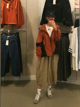 「アイテム（ステンカラーコート、レッド系）」を使った、一丸さん（レディース・165cm）の夏コーディネート