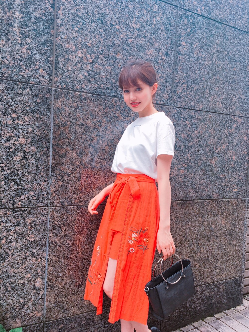 ホワイト系のTシャツ/カットソー、レッド系のその他パンツ、ブラック系のバッグを着用したレディースの夏コーディネートの1枚目の写真