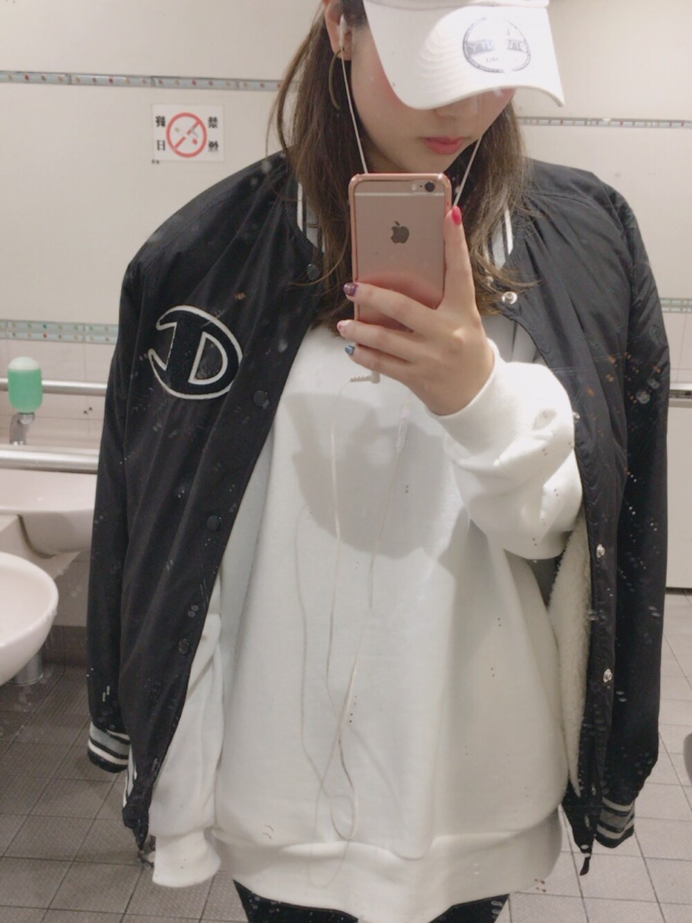 「大人カジュアル、モノトーン、モノトーンコーデ」｜「NEW ERAのNEWERA 9TWENTY CAP SURF WHITE（キャップ、ホワイト系）」を使った、あすかぴさん（レディース・164cm）の春コーディネートの1枚目の写真