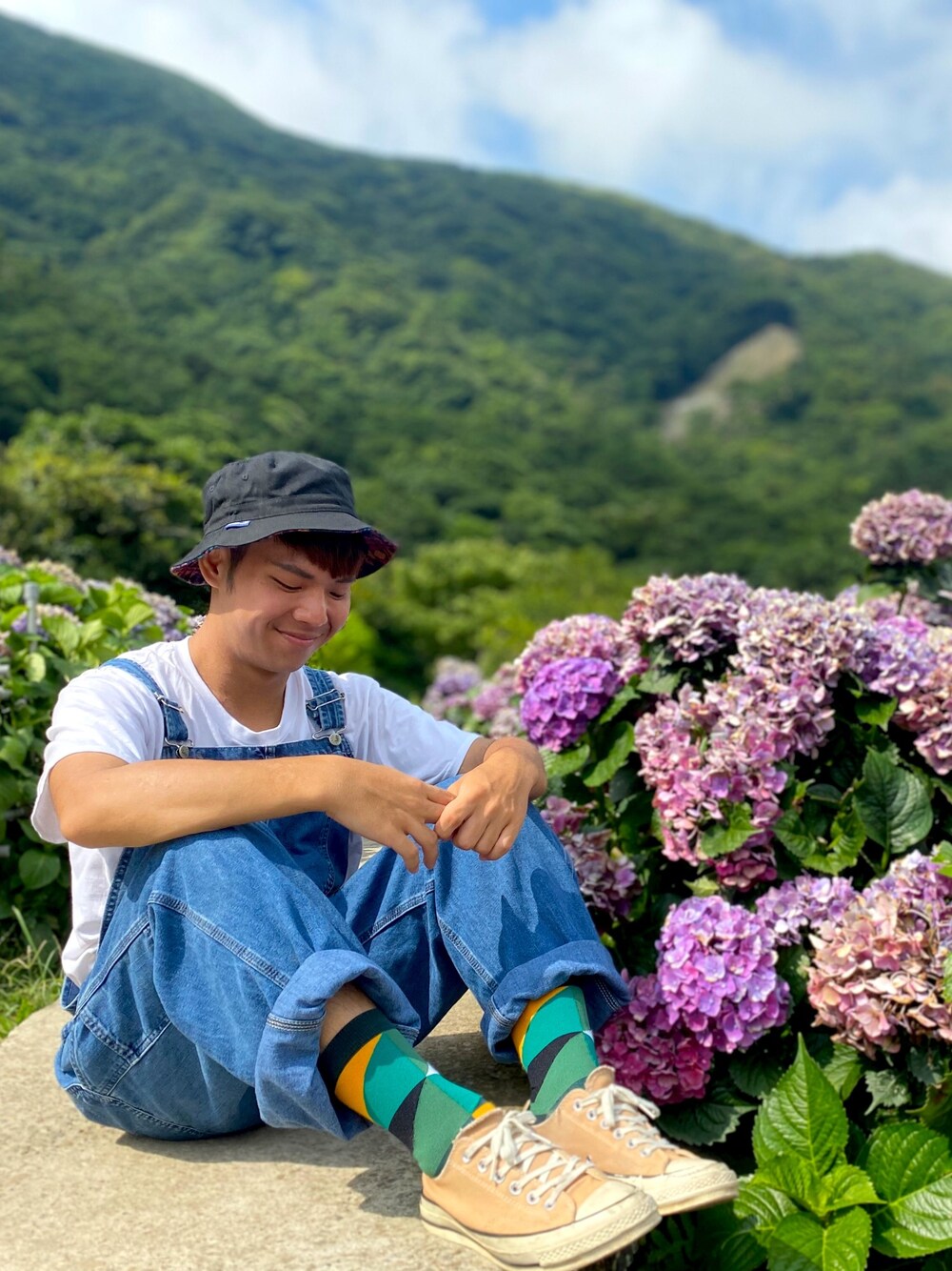 「陽明山繡球花、Overalls、summer、踏青、小隻男、漁夫帽」｜「in Pairsのアイテム（ソックス/靴下、グリーン系）」を使った、SamHuangさん（メンズ・163cm）の夏コーディネートの1枚目の写真