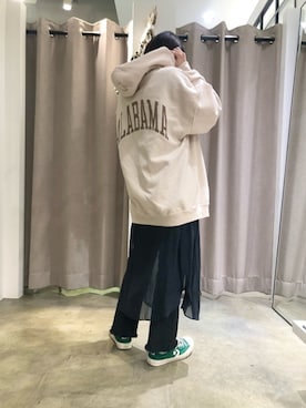 「バックプリント」｜「アイテム（デニムパンツ）」を使った、chihoさん（レディース・151cm）の冬コーディネート