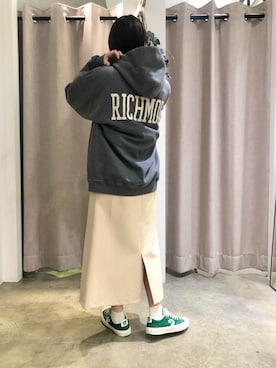 「バックプリント」｜「アイテム（スニーカー）」を使った、chihoさん（レディース・151cm）の冬コーディネート