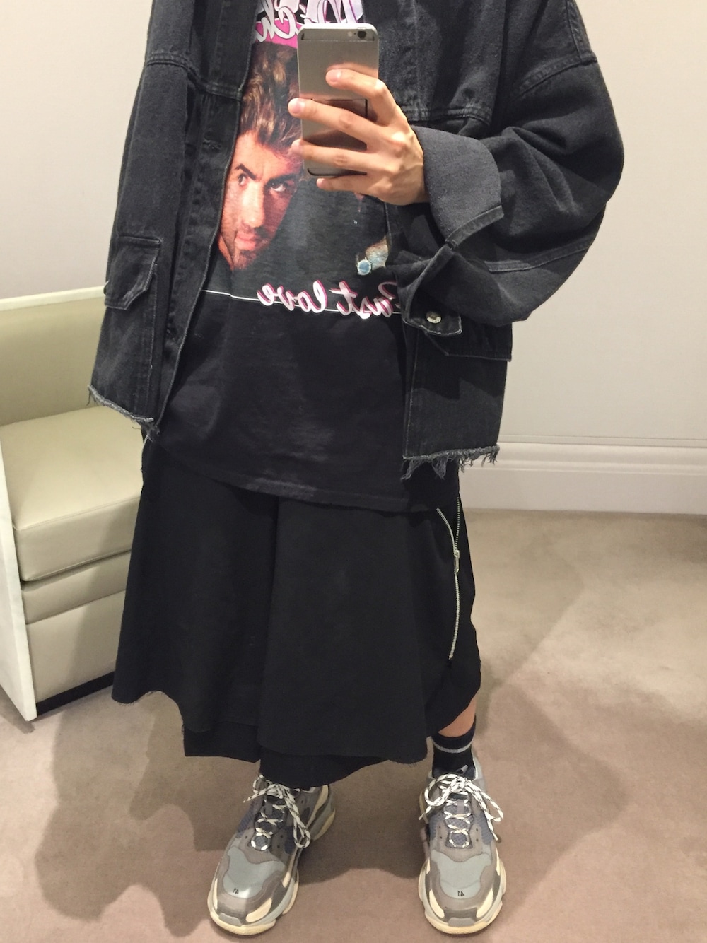 「doubletのアイテム（デニムジャケット、ブラック系）」を使った、Tong Chi Mingさん（メンズ・168cm）の秋コーディネートの1枚目の写真