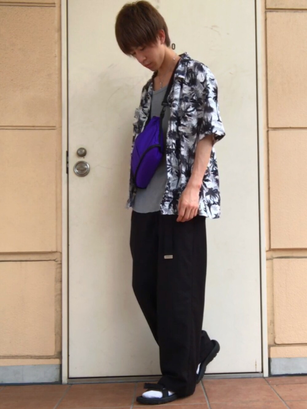 ホワイト系のシャツ/ブラウス、グレー系のタンクトップ、ブルー系のスラックスを着用したメンズの夏コーディネートの1枚目の写真