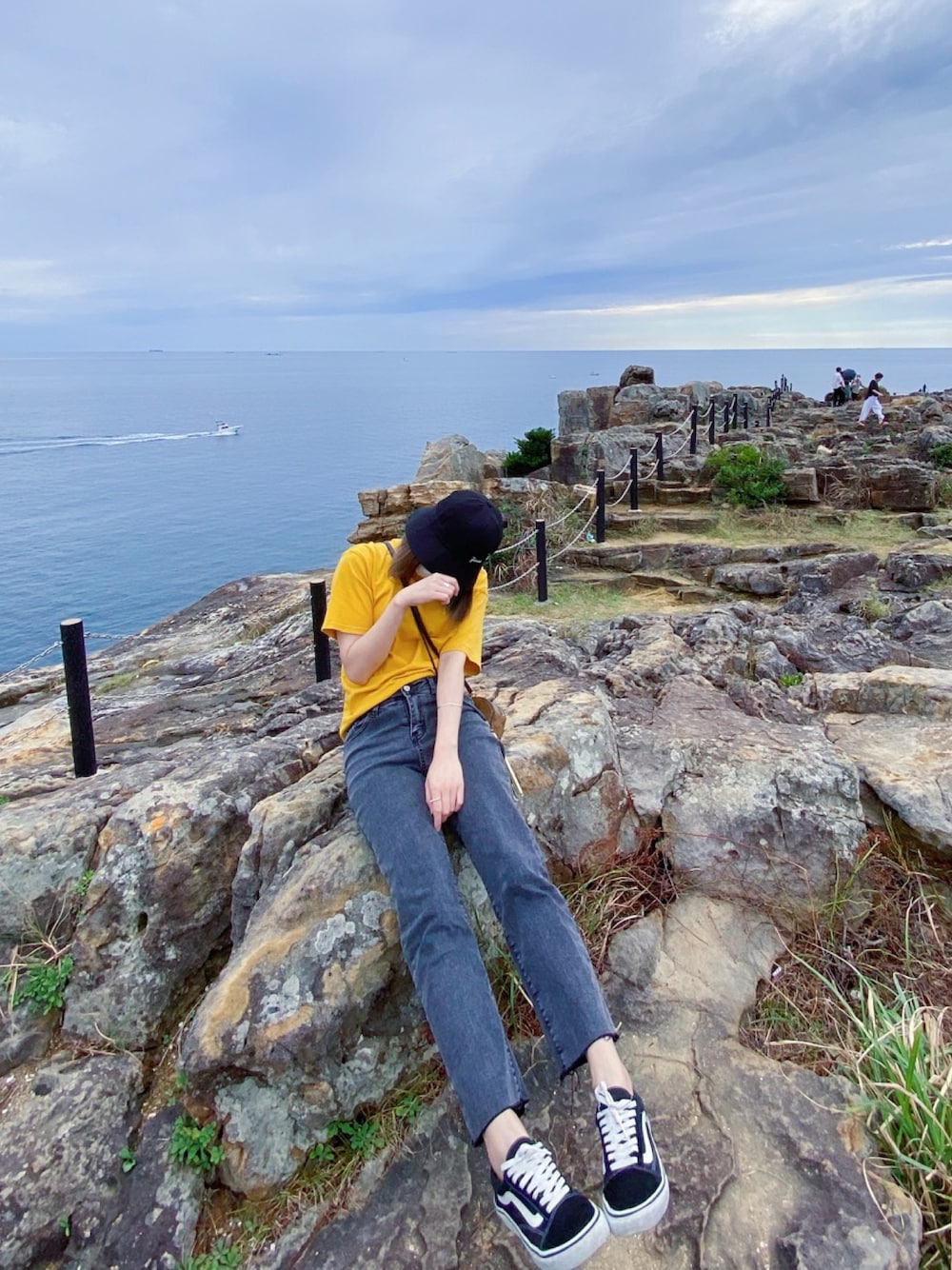 ブラック系のスニーカー、ブラック系のサンバイザーを着用したレディースの秋コーディネートの1枚目の写真