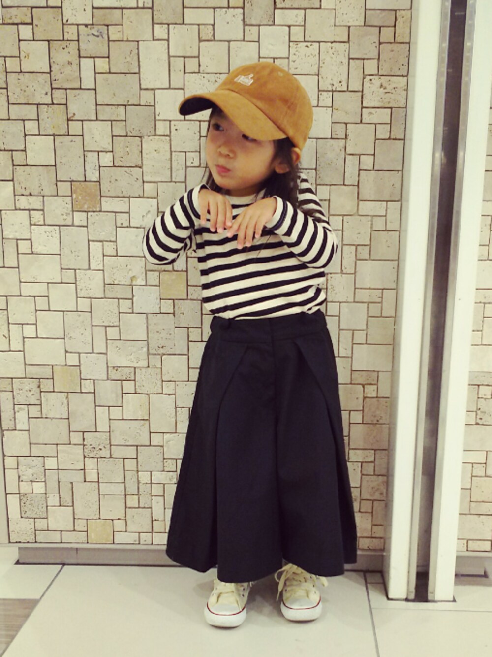 「wearhalloween2017、キャップ、ボーダー、ワイドパンツ、コンバース、シンプルコーデ、秋のコーデ、3歳」｜「URBAN RESEARCH DOORSのDOORS オーガニックボーダーT（Tシャツ/カットソー、ブラック系）」を使った、hayumiさん（キッズ・90cm）の秋コーディネートの1枚目の写真